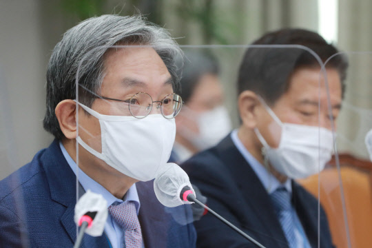 노영민 대통령 비서실장이 13일 국회 운영위원회 전체회의에 출석해 의원 질의에 답변하고 있다.[연합뉴스]